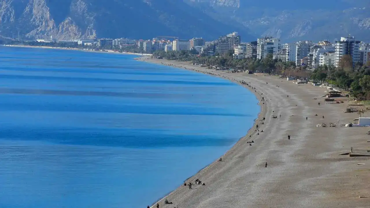 Türkiye Donuyor, Antalya Yüzüyor: Kışa Meydan Okuyan Manzara! 1